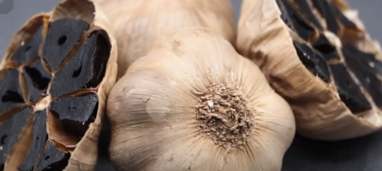 Recette de la crème d'ail noir au romarin
