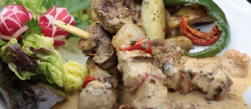 Brochettes de rognons de veau sauce aux girolles à la moutarde au piment d'Espelette