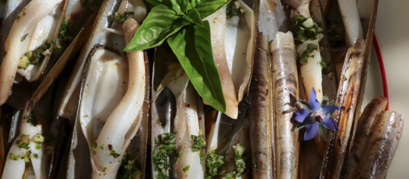 Recette des couteaux à la plancha Xipister et persillade au basilic