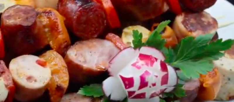 Saucisses party à la plancha ou au barbecue, parrillada de légumes, sauce au miel et whiskey