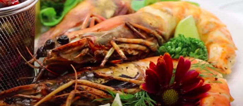 Gambas géantes aux épices cajun, flambées au Whisky